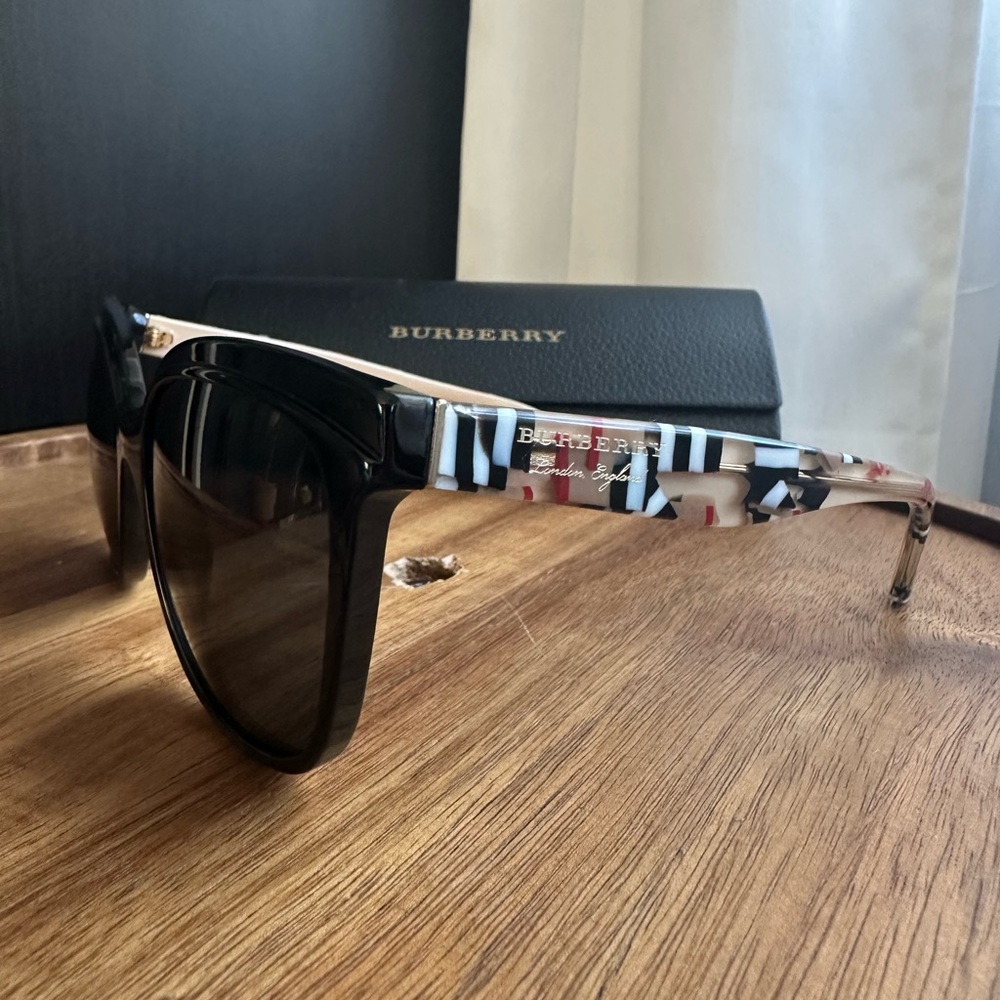 Burberry BE4270 Cat Eye oversize Sunglasses with BURBERRY LONDON Print